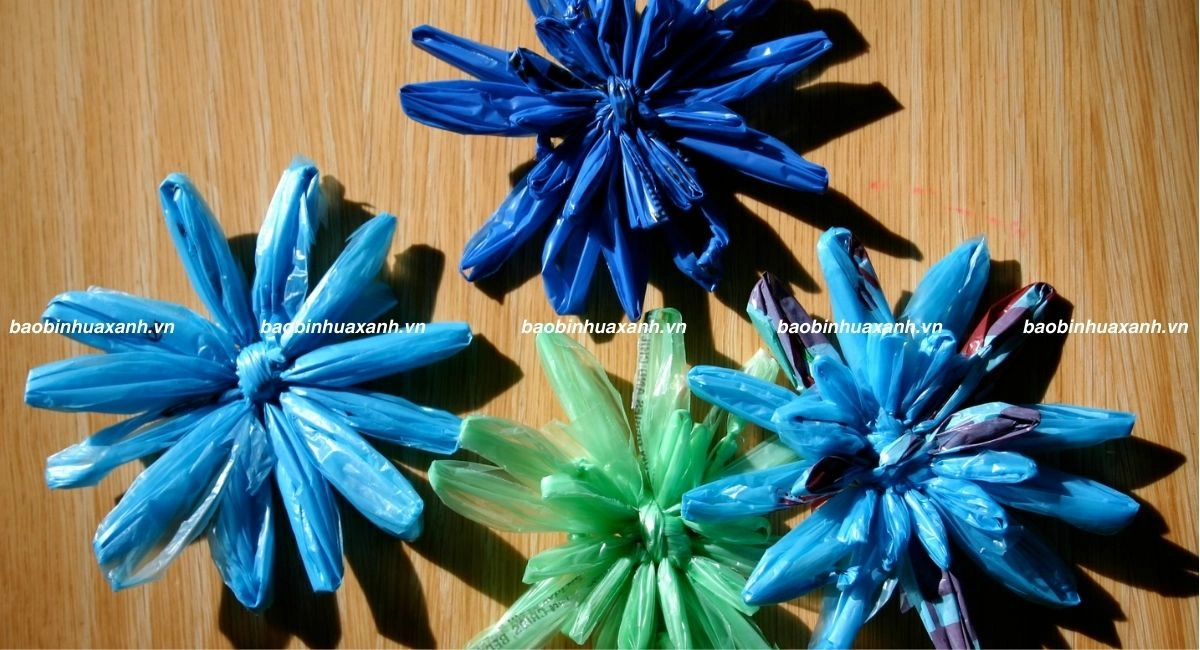 Cách tái chế túi ni lông làm đồ dùng trang trí