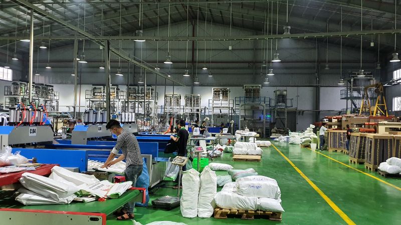 Hình ảnh công nhân đang sản xuất tại xưởng Bao Bì Nhựa Xanh