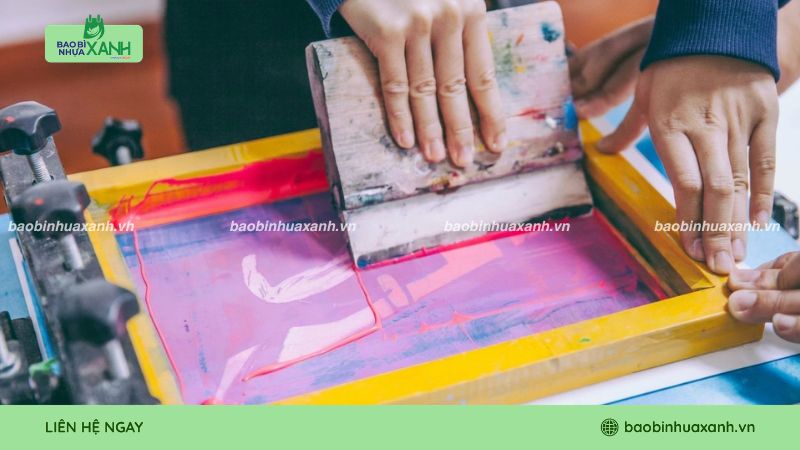 In lụa là gì? Quy trình và ứng dụng thực tiễn trong sản xuất bao bì