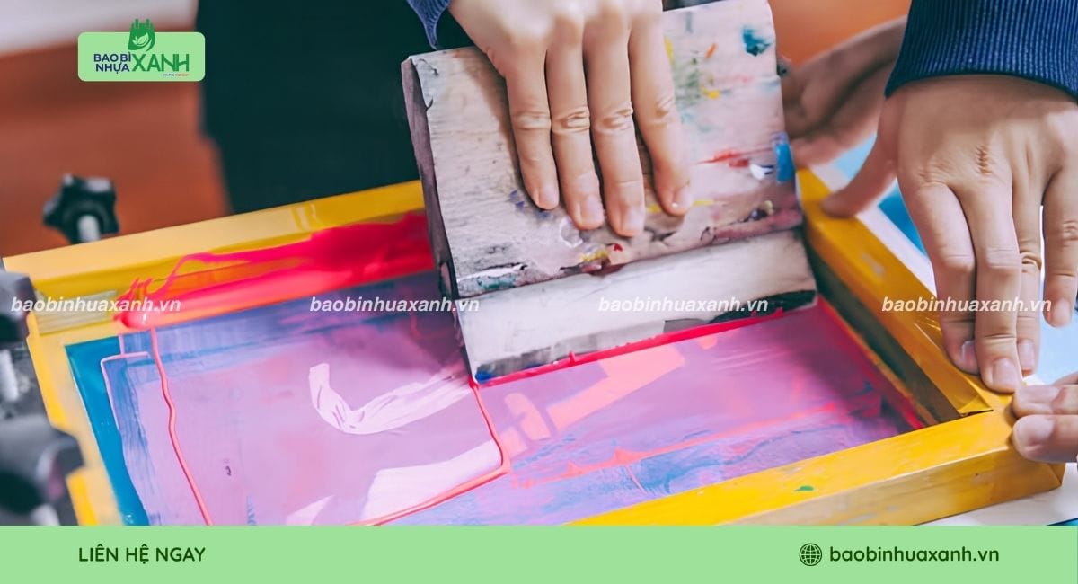 In Lụa Là Gì? Kỹ Thuật, Quy Trình In Lụa Gia Công Tại Xưởng 2 In lụa thủ công