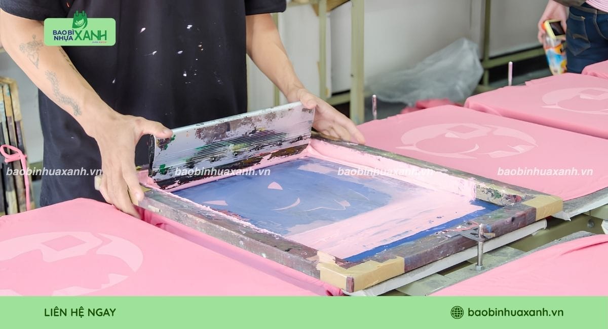 In Lụa Là Gì? Kỹ Thuật, Quy Trình In Lụa Gia Công Tại Xưởng 4 In trực tiếp