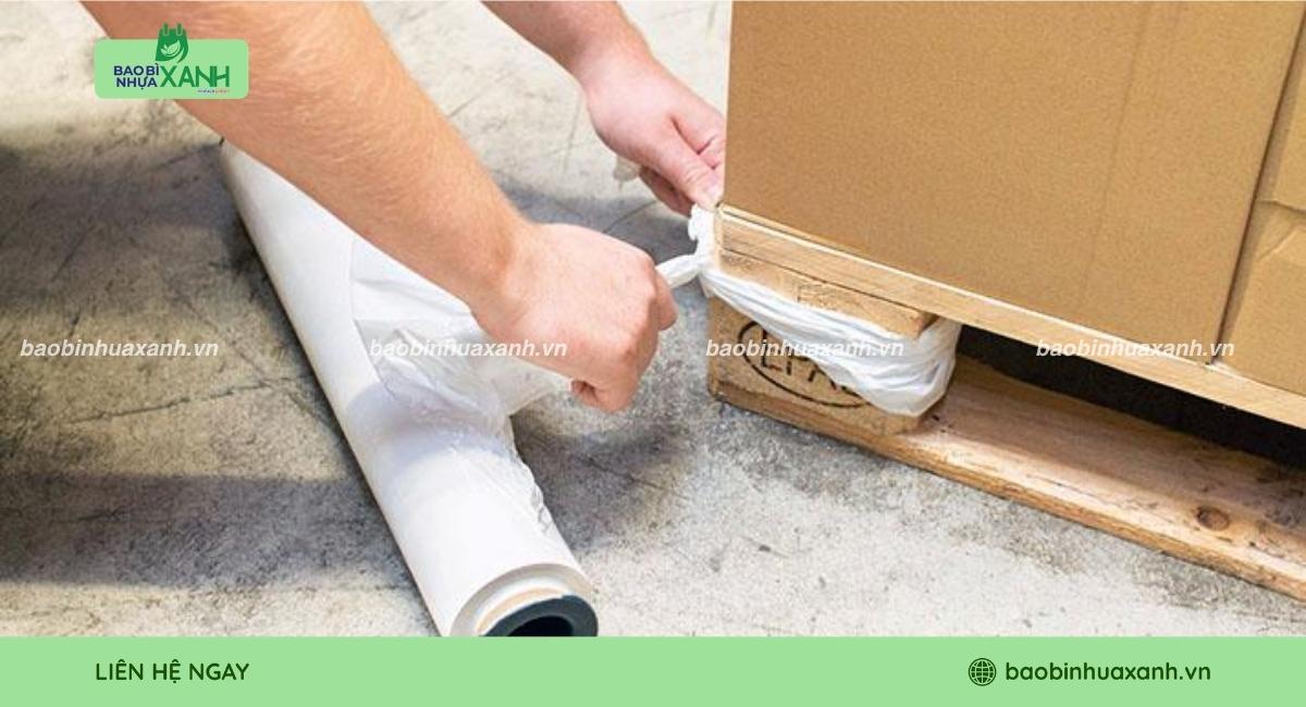 Cố định đầu màng PE trước khi quấn