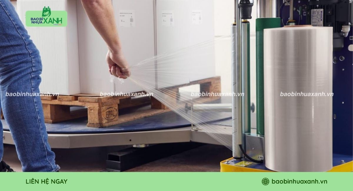 Giữ đầu màng PE trước khi quấn