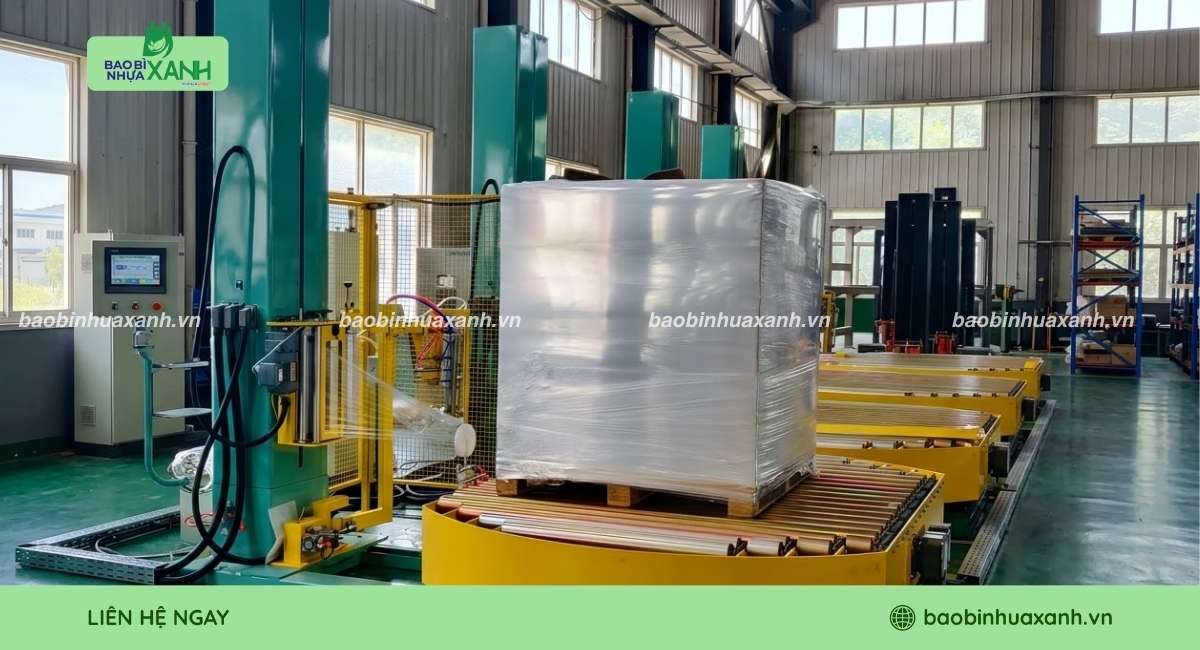 Hàng hóa được đưa qua khu vực quấn cố định