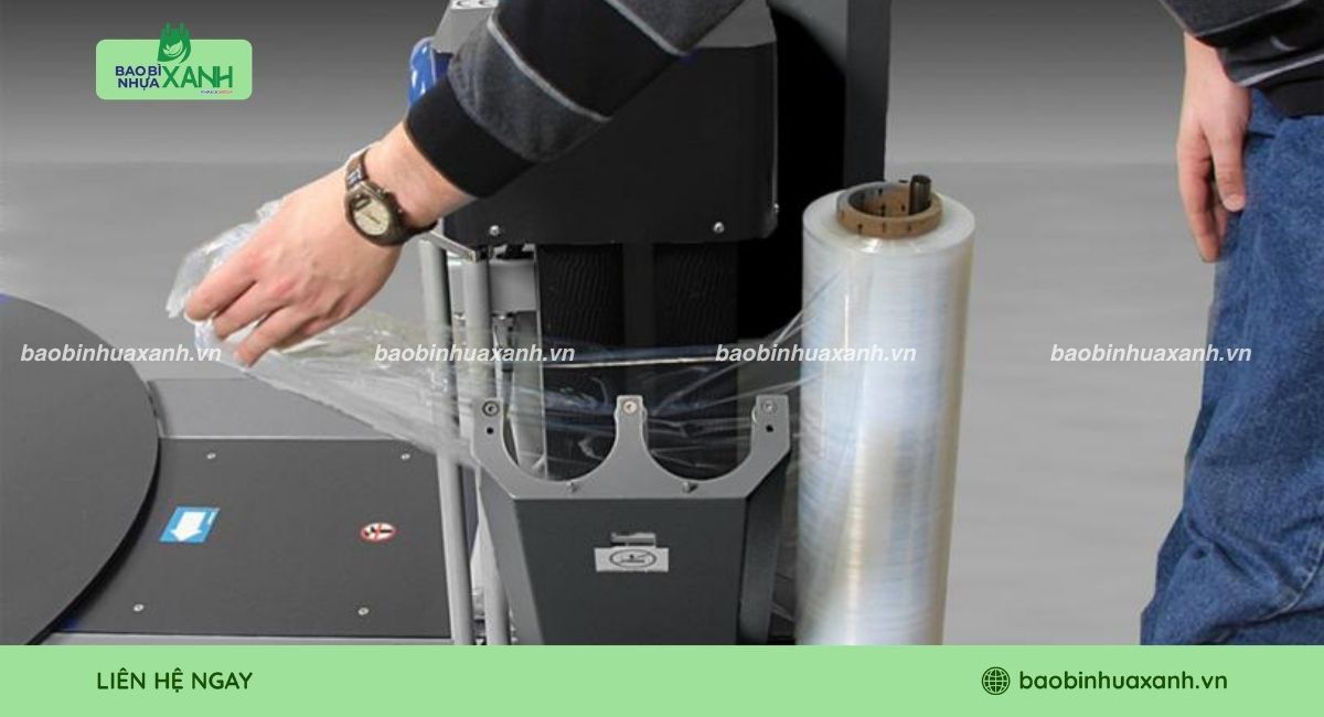 Lắp cuộn màng PE vào máy quấn