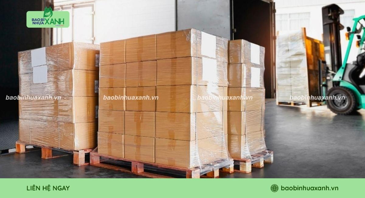 Màng PE quấn bên ngoài kiện hàng trước khi giao