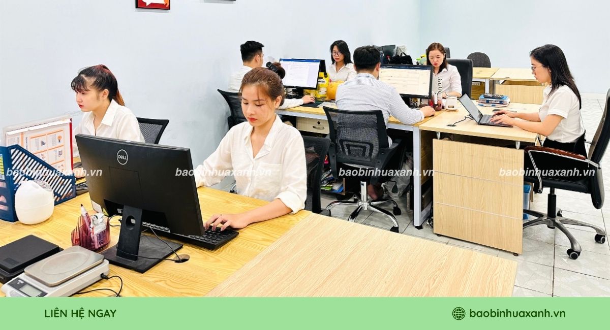 Nhân viên tiếp nhận thông tin từ khách hàng