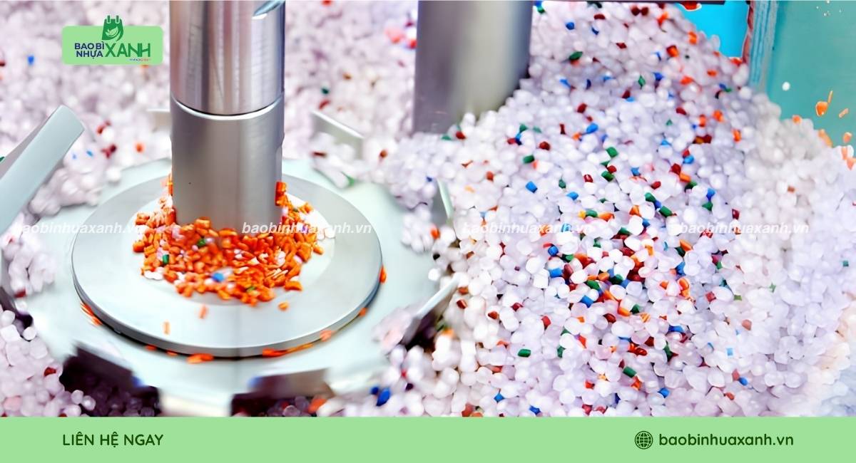 Phụ gia phối trộn cùng hạt nhựa sản xuất bao tay