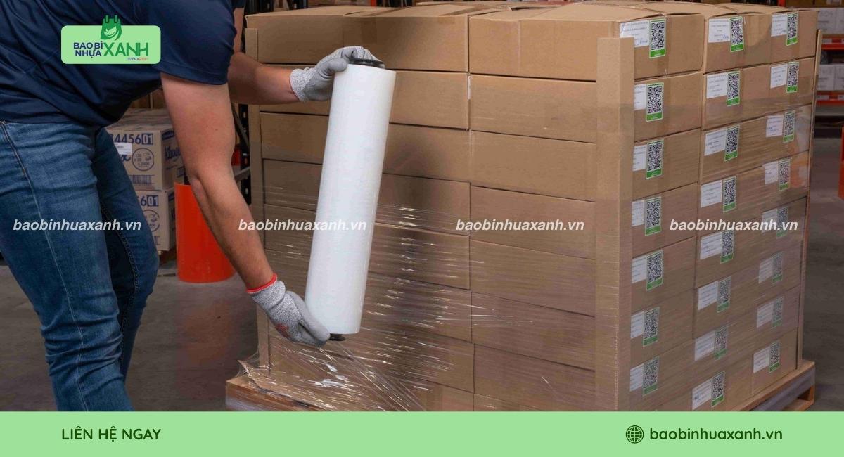 Quấn màng PE điều quanh thân hàng