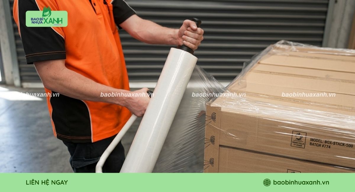 Quấn màng PE ở phần trên hàng hóa