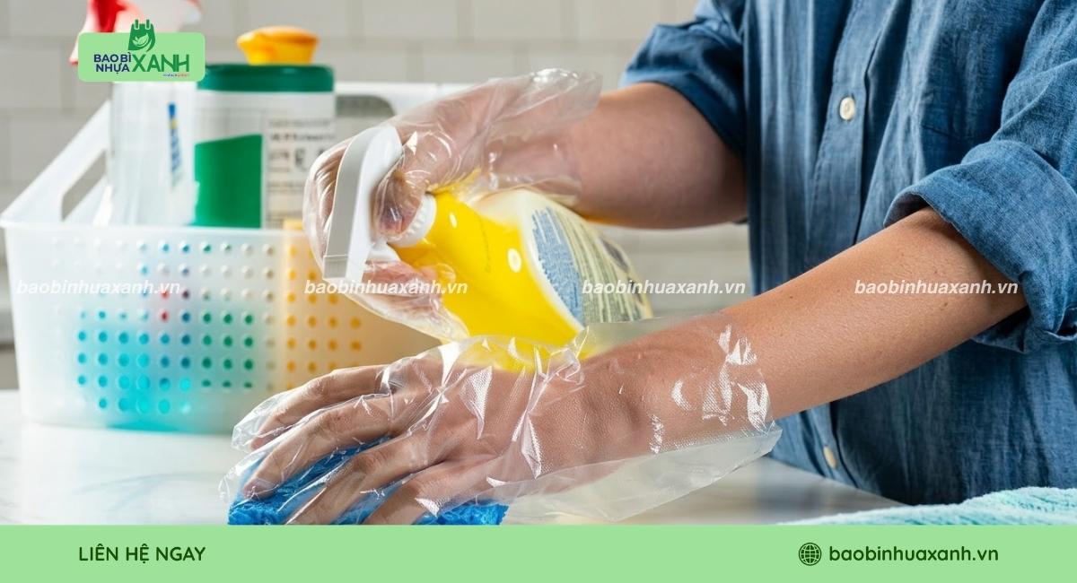 Vệ sinh nhà cửa dùng bao tay nilon